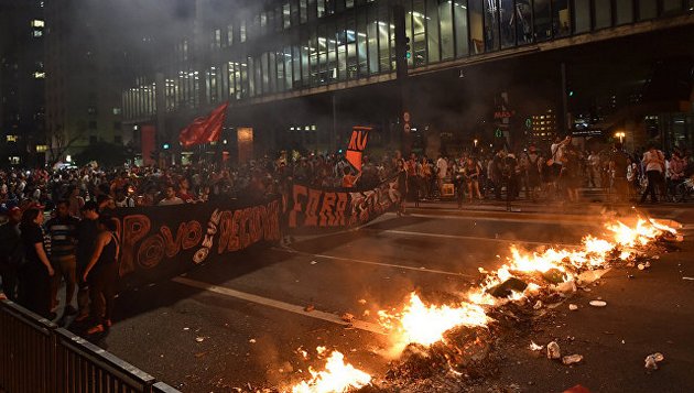 В Бразилии импичмент Роуссефф спровоцировал массовые митинги 