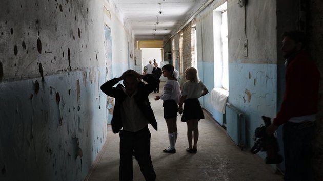 Первое сентября в прифронтовом Донбассе: яркие ФОТО из Красногоровки