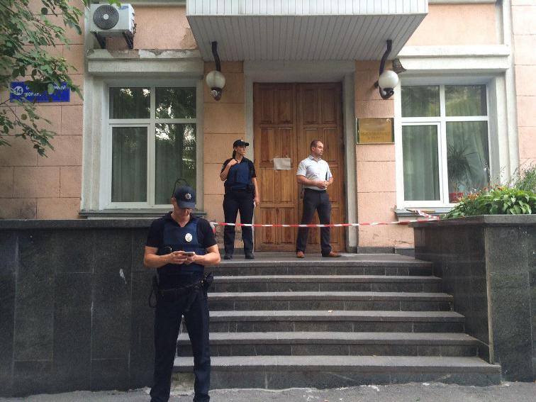 В Киеве мужчину расстреляли в холле больницы