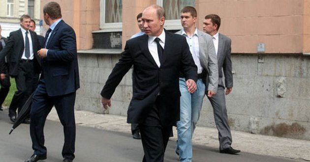 С копом, охранявшим покой Путина, произошла «неприятность». ВИДЕО