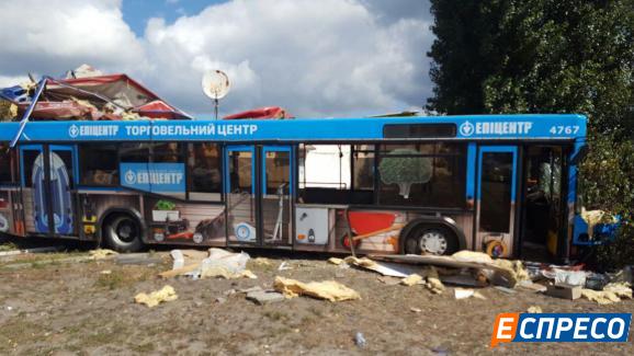 ДТП в Киеве: автобус с пассажирами протаранил кафе. ФОТО