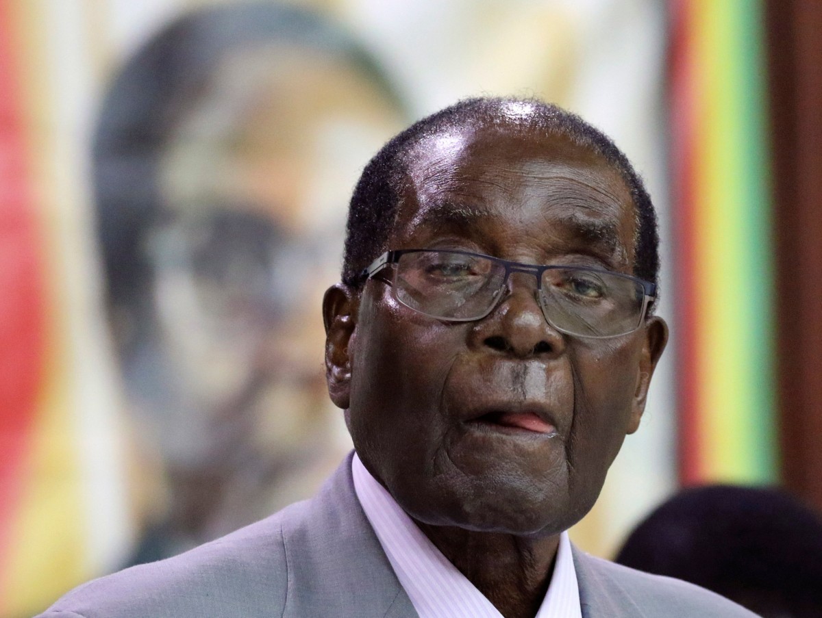 Президент Зимбабве сходил на открытие памятника и стал объектом насмешек 