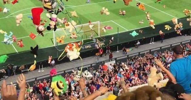Голландские фанаты получили в лоб игрушками от болельщиков соперника. ВИДЕО