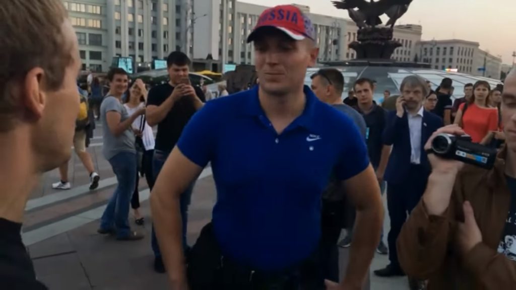 «Не позорься, сними кепку»: в Беларуси затроллили сотрудника МВД за кепку «Russia». ВИДЕО