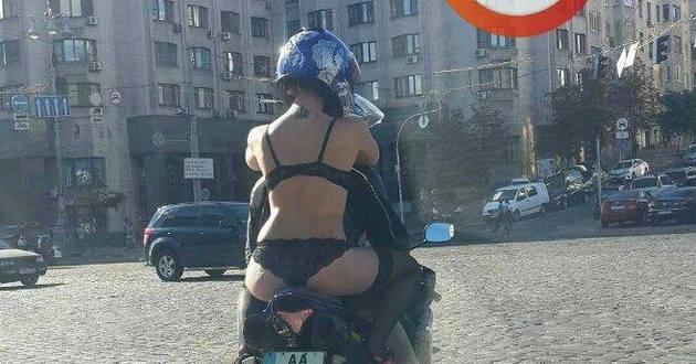 В центре Киевва замечена девушка на мотоцикле в одном нижнем белье. ФОТО