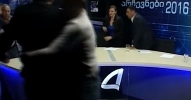 Ведущей пришлось прятаться: горячие грузинские депутаты подрались в прямом эфире. ВИДЕО