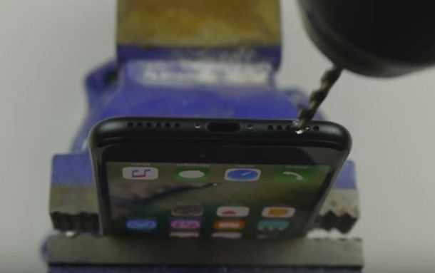 Владельцы iPhone 7 начали сверлить дырки для наушников. ВИДЕО