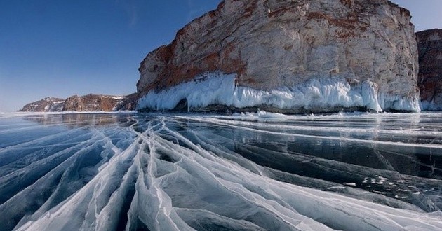 Ледяная волна величайшего озера: сногсшибательное зрелище. ВИДЕО