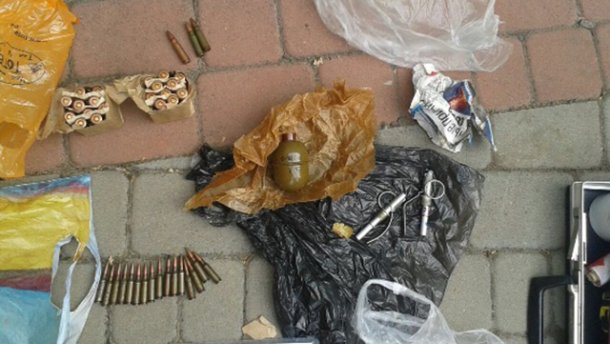 В Мукачево торгуют гранатами прямо «с асфальта». ФОТО