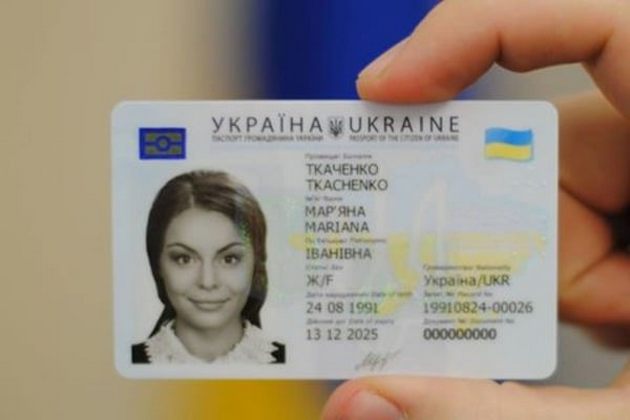 Беларусь не пропускает украинцев с новыми паспортами