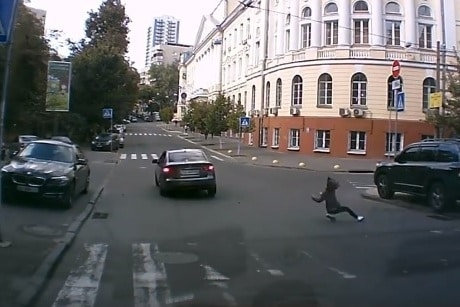 В Киеве водитель Kia на высокой скорости сбил девочку на "зебре" и скрылся