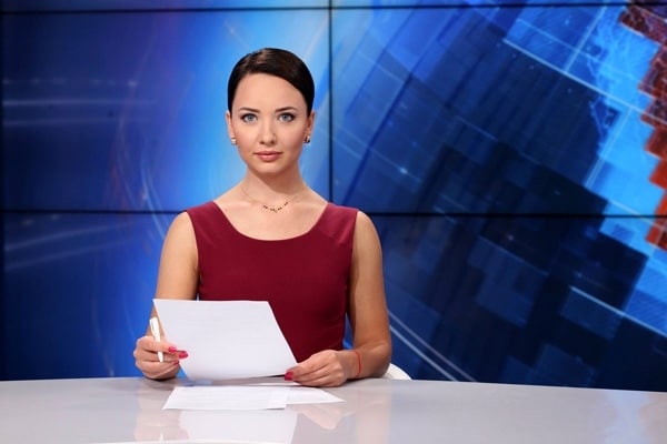 Украинская телеведущая повторила подвиг британского коллеги. ВИДЕО