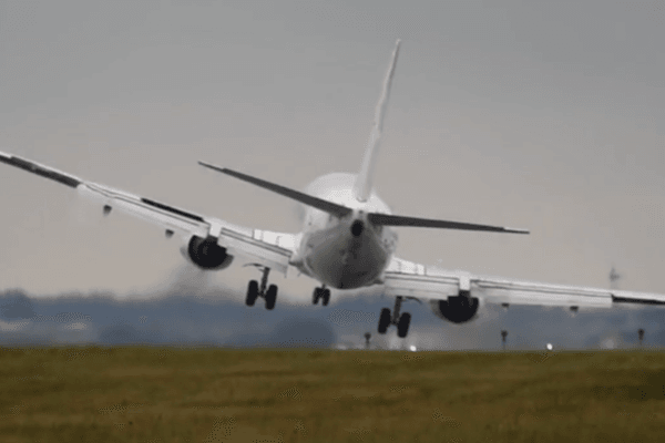 В аэропорту Праги из-за сильнейшего ветра едва не разбился пассажирский Boeing. ВИДЕО