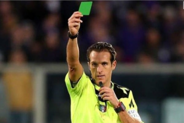 Впервые в футболе игроку показали зеленую карточку. ВИДЕО