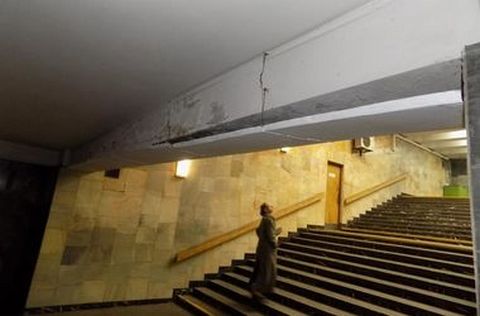 Скандал на станции «Героев Днепра»: потолок укрепили проволокой 