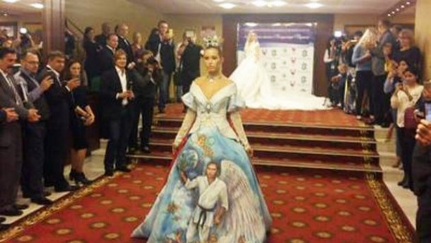 В кимоно с ангелочками: в России показали платье «Лик царя». ФОТО, ВИДЕО