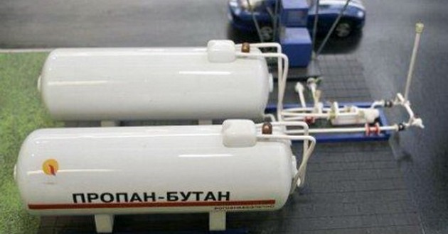 На украинских заправках подешевел газ