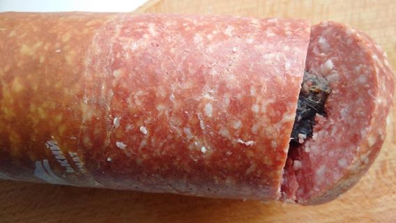 В колбасе одного из украинских мясокомбинатов нашли грызуна. ФОТО
