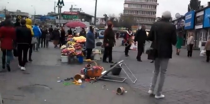 Бой за место: в Киеве торговки устроили разборки у метро. ВИДЕО