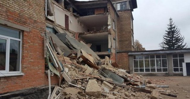 Васильковские родители рассказали подробности обвала стены школы