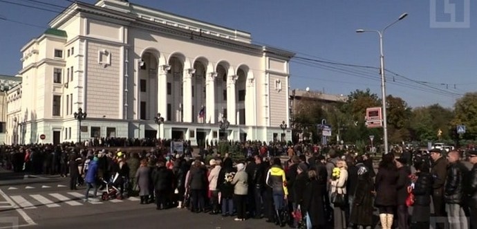 Массовая любовь от согнанных бюджетников: в Донецке хоронят Моторолу