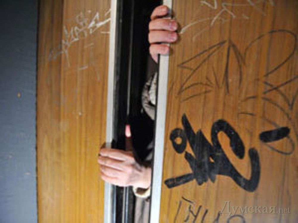 Киевский школьник стал жертвой дерзкого преступника в лифте 