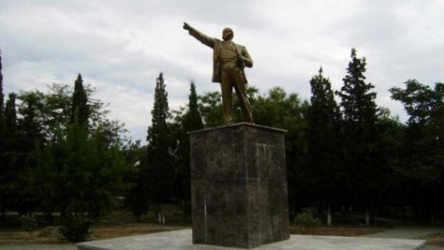 Пал жертвой декоммунизации: в Крыму не стало памятника Ленину ФОТО