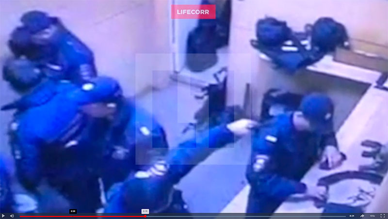 Российский полицейский вплотную застрелил коллегу на глазах у остальных. ВИДЕО