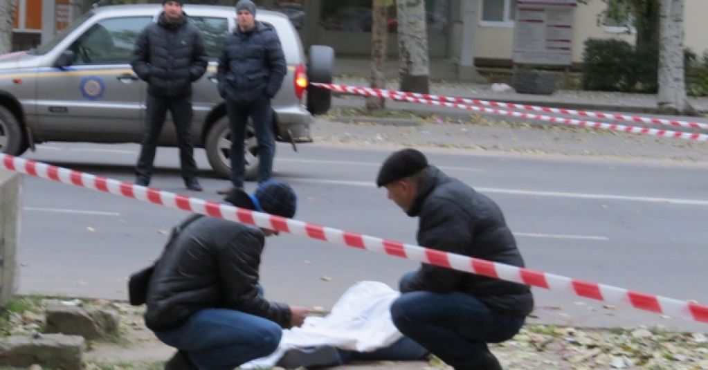 В руке у трупа на улице обнаружен пистолет. ФОТО