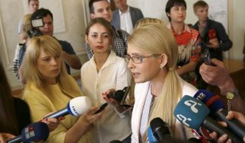Голая, босая, простоволосая: Тимошенко живет на одну зарплату