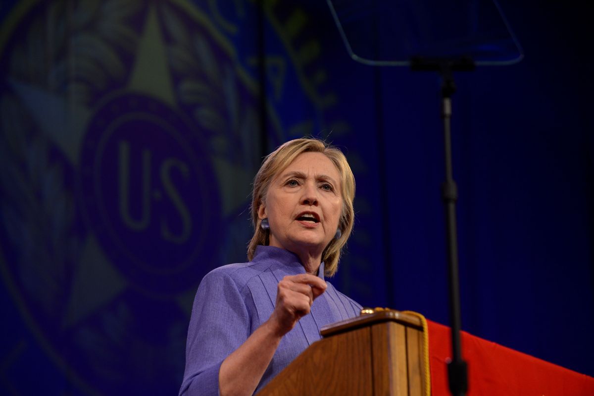 Экс-посол США: Клинтон может дать «зеленый свет» на вооружение Украины в случае победы 