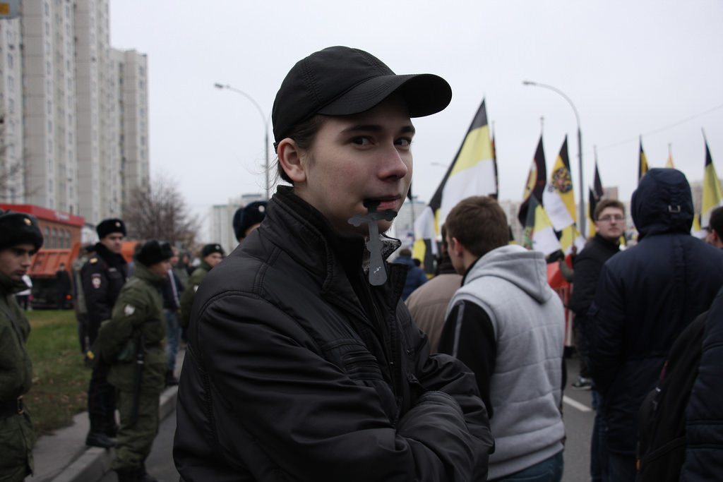 На «Русском марше» в Москве повязали человека с флагом Украины