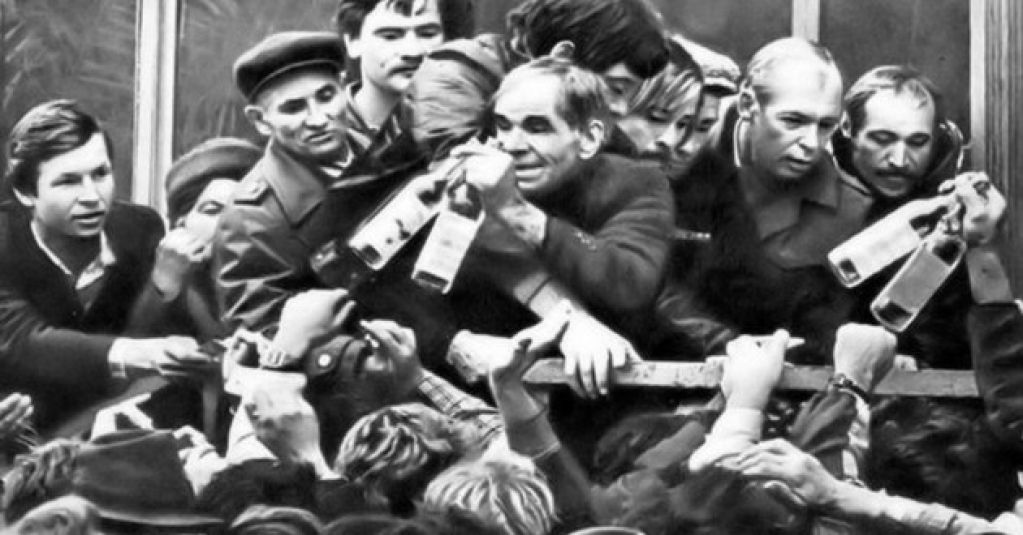 Напоминание «ватникам-зарплатникам»: очереди «за чем-то» и пустые прилавки в СССР. ФОТО