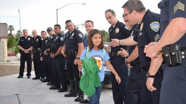 Необычный полицейский эскорт устроили для 8-летней девочки. ВИДЕО