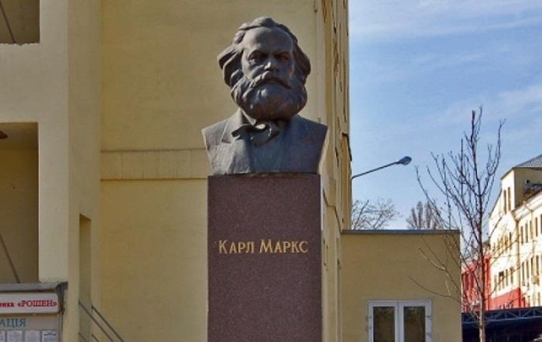 Фабрика «Рошен» не торопится сносить памятник Марксу