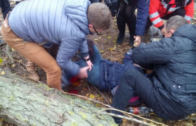 ЧП в Ужгороде: на ребенка упало дерево, которое обрезали коммунальщики