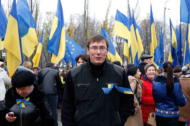 Разгон Евромайдана: Луценко отправился на переговоры в Гаагу