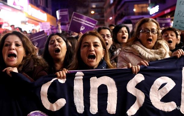 Против легализации детского насилия выступают митингующие в Турции