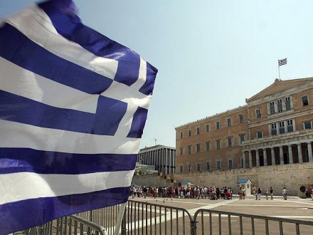 Грецию лихорадит: на акцию протеста вышли тысячи госслужащих 