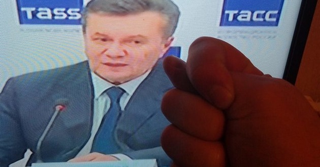 Факами и фигами приветствовали украинцы выступление Януковича. ФОТО