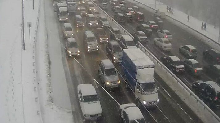Первый день зимы Киев встретил транспортным коллапсом