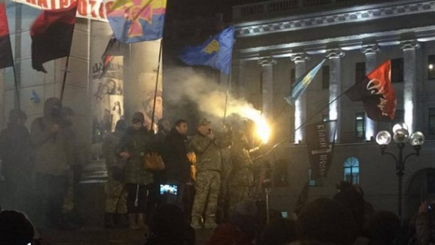 В Киеве несколько сотен активистов с майдана отправились к Порошенко. ФОТО