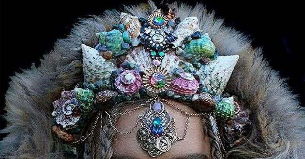 Невероятные короны из ракушек. ФОТО