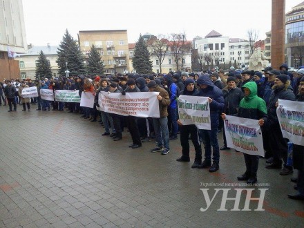 Митинг на Прикарпатье: запретить экспорт леса-кругляка требуют активисты