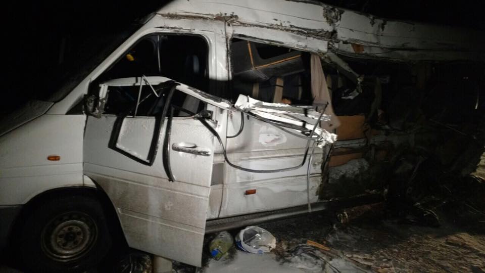 Смертельное ДТП на Днепропетровщине: грузовик снес крышу автобуса