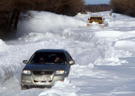 В Донецкой области в снежном плену оказалось почти 200 авто