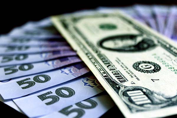 Доллар и евро «оттяпали» у гривны драгоценные копейки: свежий курс от НБУ
