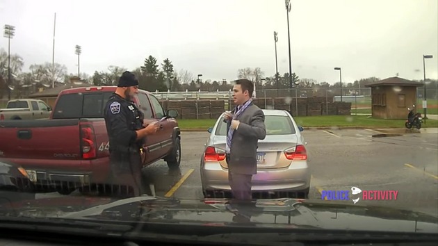 Понять и простить: полицейский завязал галстук проштрафившемуся водителю. ВИДЕО  