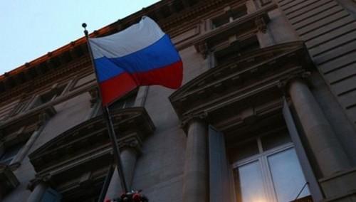 Российских дипломатов вывозят из посольства в США микроавтобусами. ВИДЕО