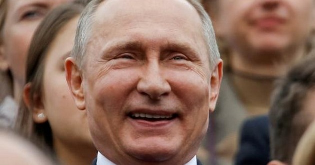 Кремль захватили буряты: в сети высмеяли опухшего Путина и его «подругу». ФОТО